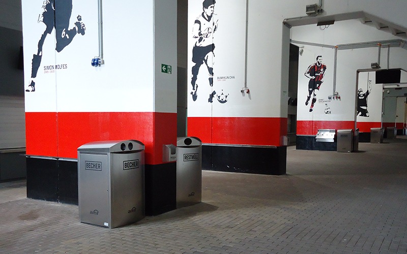 Bild: Mülltonnengarage im Fußballstadion