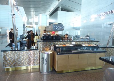 Imbiss am Hamad Airport mit Temptation-FFW1-Papierkorb