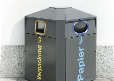 RS2-Behälter vor der Stadthalle Langen