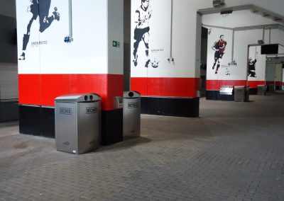 Mülltonnengaragen mit Einwürfen für Becher Stadion Leverkusen