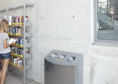 Steelwall-Mülltonne in der Bibliothek