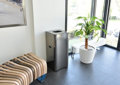 Papierkorb im Vorraum eines Verwaltungsgebäudes