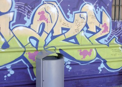 sauberer Kendo-Behälter vor einer Graffiti-Wand