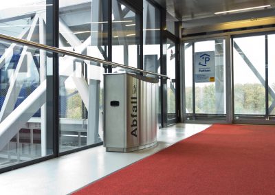 Temptation-Mülleimer in einem Parkhaus, Fraport