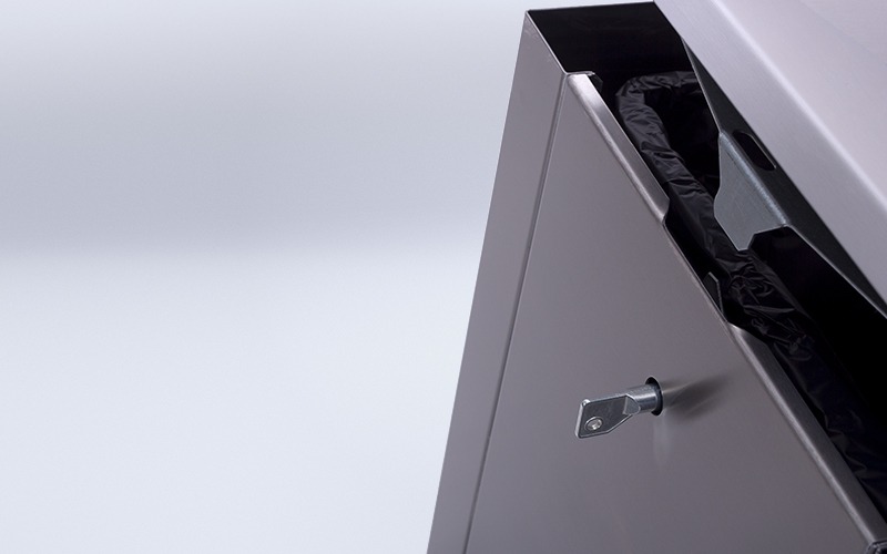 Nahaufnahme eines Papierkorbs (Öffnungsvorgang)