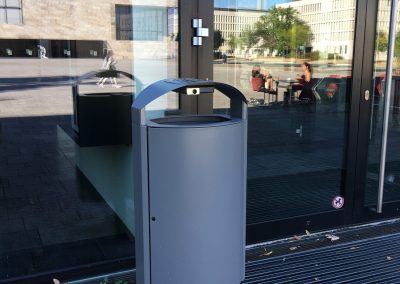 Kendo-Abfallbehälter vor einem Café, Goethe Universität Frankfurt, campus