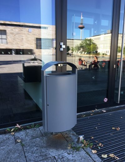 Kendo-Abfallbehälter vor einem Café, Goethe Universität Frankfurt, campus