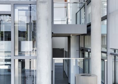 TJ21 Papierkorb vor einem Gebäude