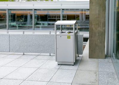 S200D-Mülltonne mit Dach an Fachmaturitäts-Schule in Basel