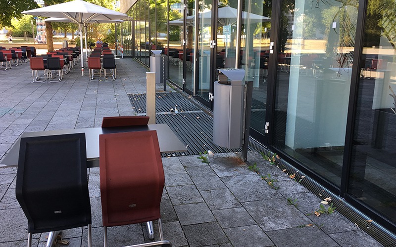 Bild: Papierkorb vor Café auf Universitätsgelände