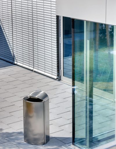 Capital-Papierkorb mit integriertem Aschenbecher vor der Stadthalle Langen