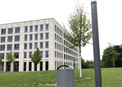 Kendo-Behälter an einer Grünfläche / Goethe-Universität Frankfurt