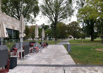 Kendo-behälter vor einem Café an der Goethe-Universität Frankfurt