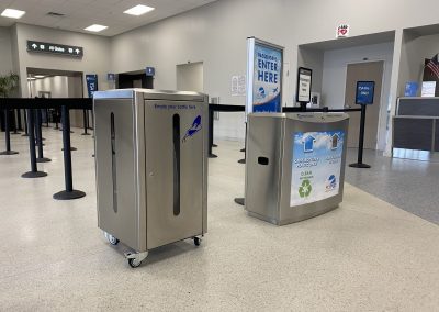 Skyline Liquid-Behälter und FAJP2X100-Behälter am Flughafen in Florida, USA