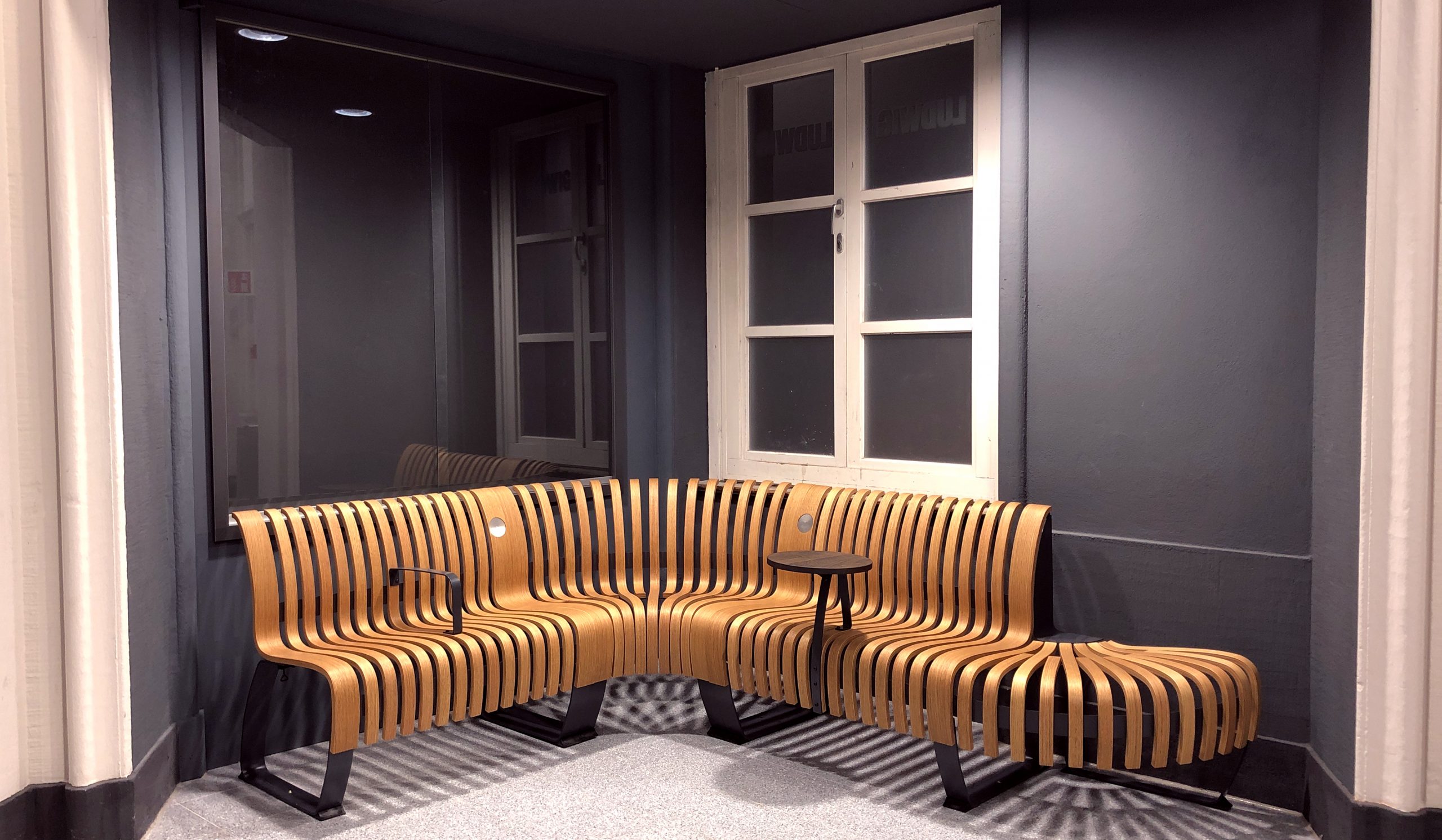 Neue Sitzbank im Bahnhof Coburg