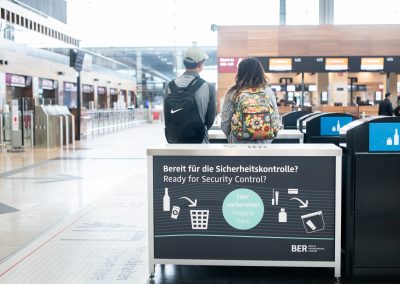 Flughafen Berlin Brandenburg BER; Projekte Terminal 1, Abfallbehälter an der Sicherheitskontrolle