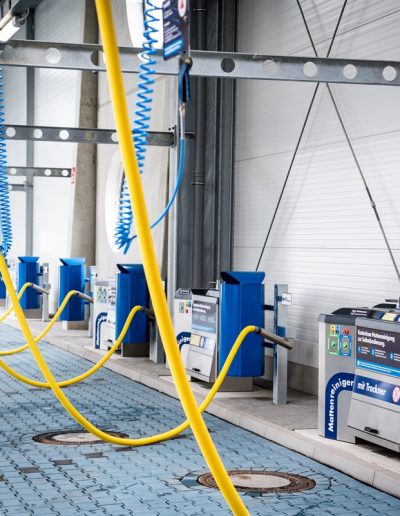 farbige Abfallbehälter in einer Autowaschanlage